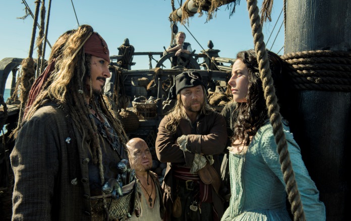 Pirati dei Caraibi senza Johnny Depp, l'attore impegnato su un nuovo set
