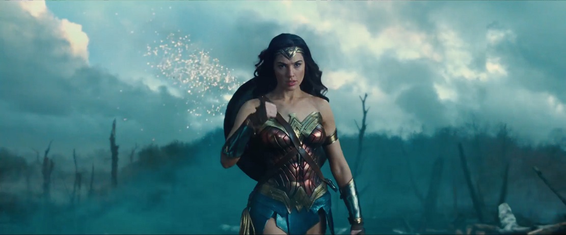 Wonder Woman, prime immagini del film: Gal Gadot e il pilota che atterra sull'isola  