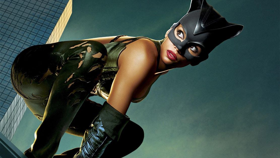 Injustice Gods Among US, Wonder Woman Vs Catwoman, schierate al fianco dei propri simboli