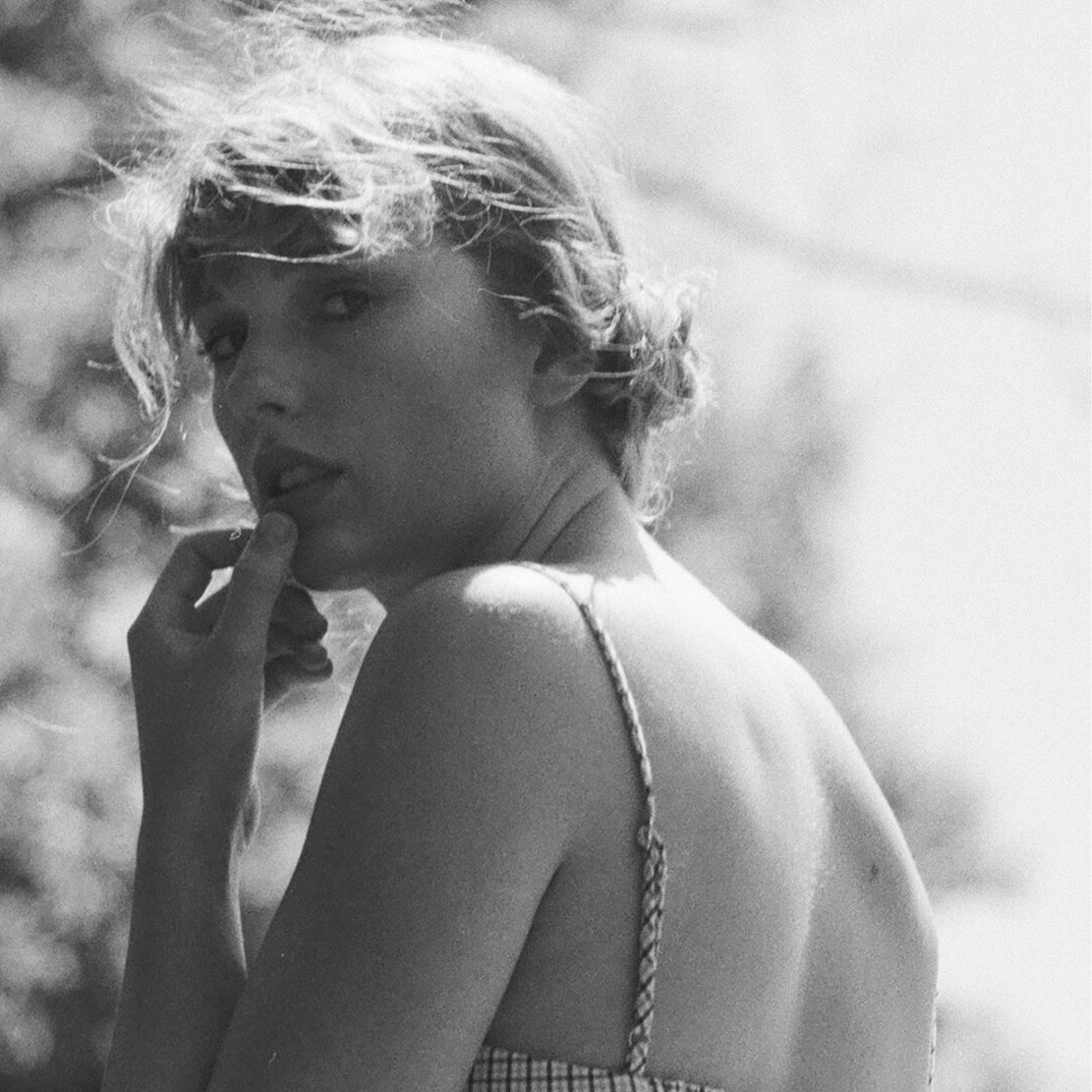 taylor-swift-album-e-tour---immagini-Edition_3_-_meet_me_behind_the_mall2222.jpg