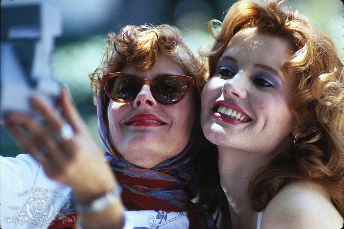 Thelma & Louise, il bacio improvvisato nel film sull’amicizia tra donne