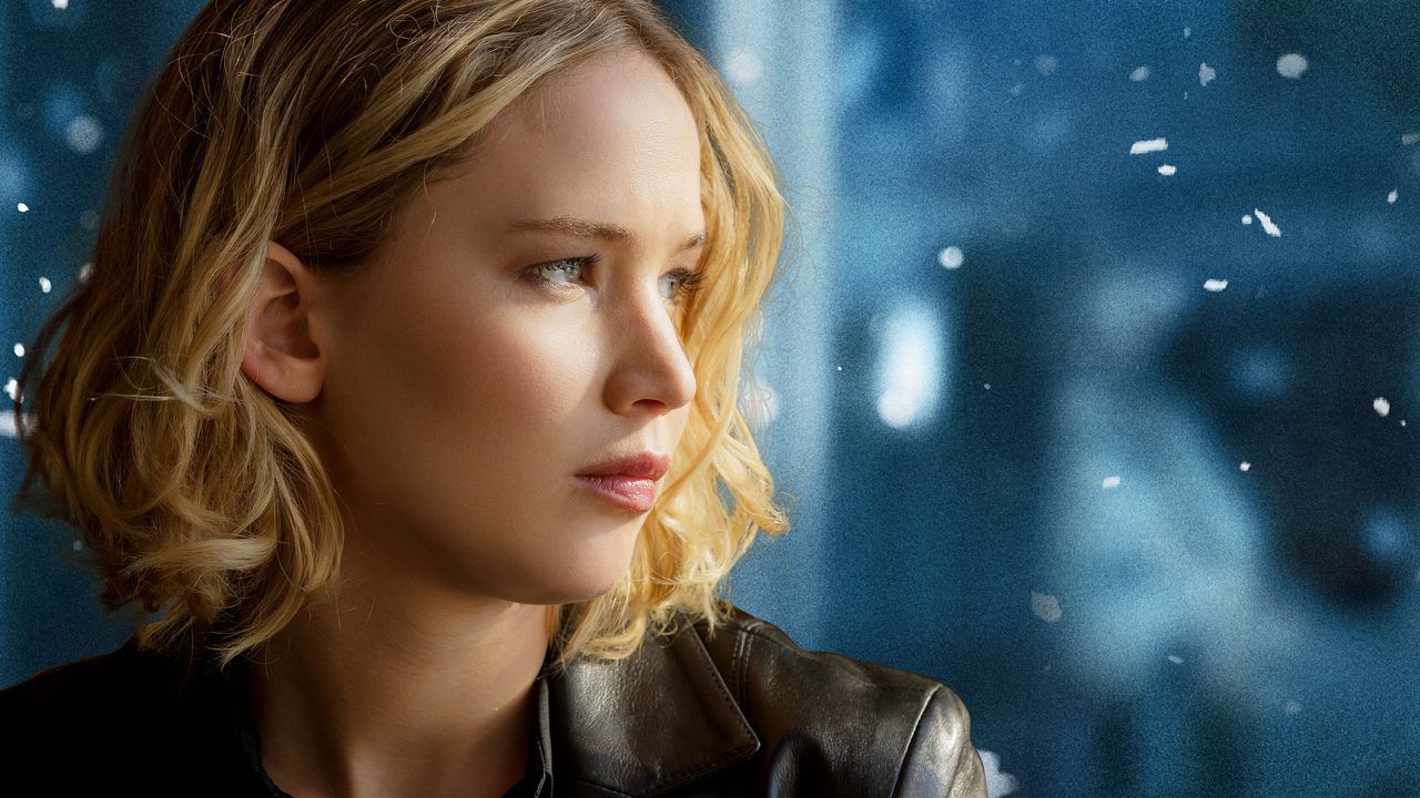 Joy, la recensione del film di David O. Russell con Jennifer Lawrence e un mocio magico