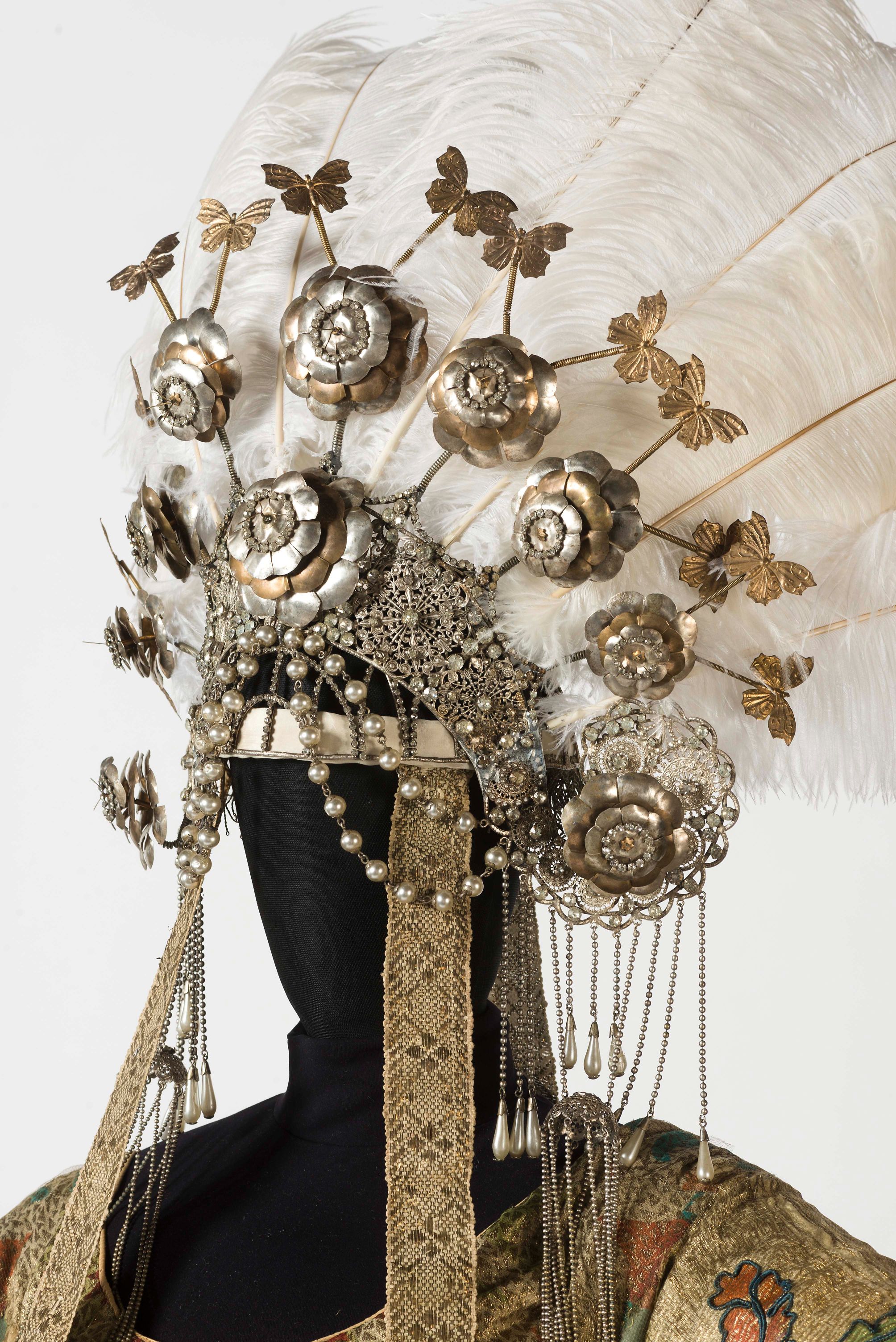 mostra-prato---turandot-e-l-oriente-fantastico-di-puccini--chini--caramba---immagini-3._Dettagli_corona_abito_atto_II.jpg