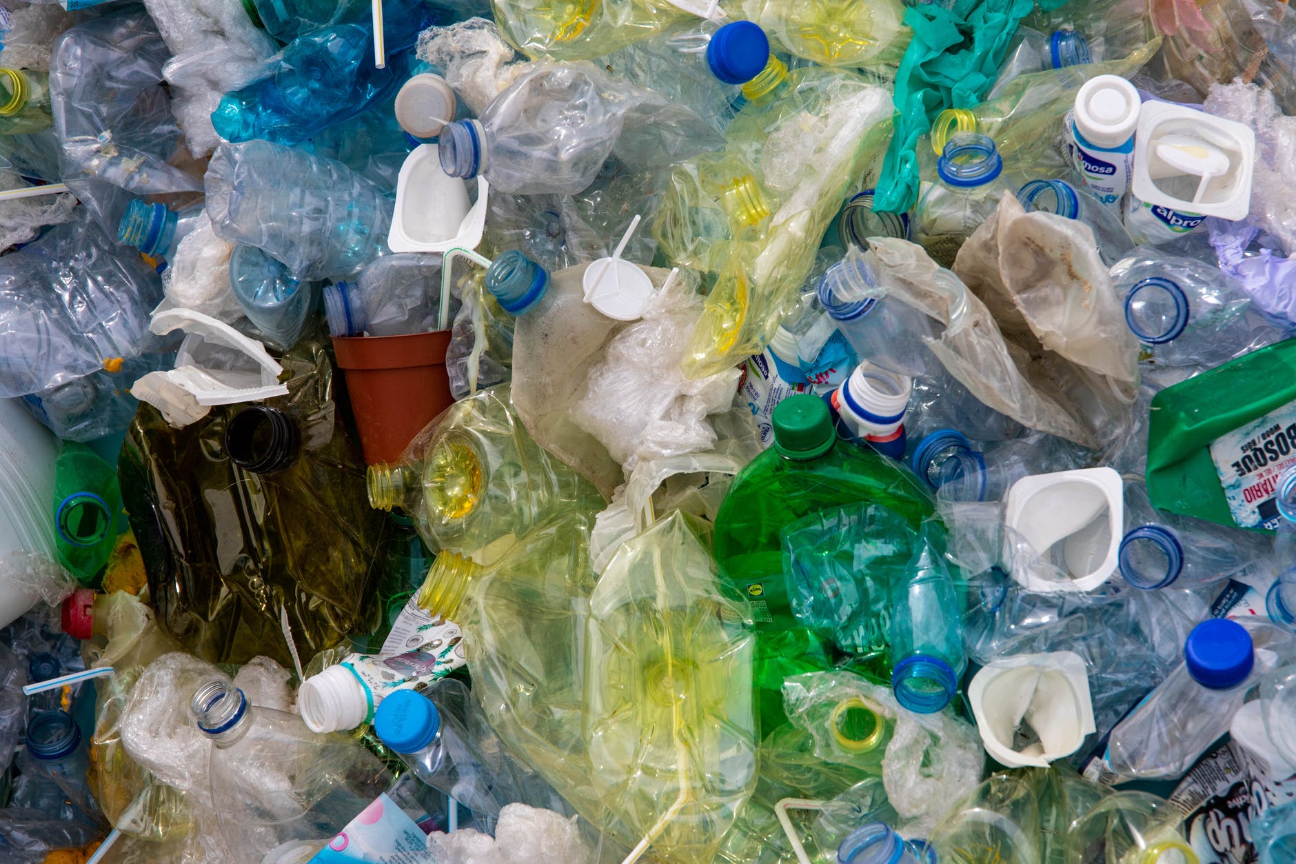 Plastica: dal PVC alla biodegradabile, come inquina e quali sono le alternative