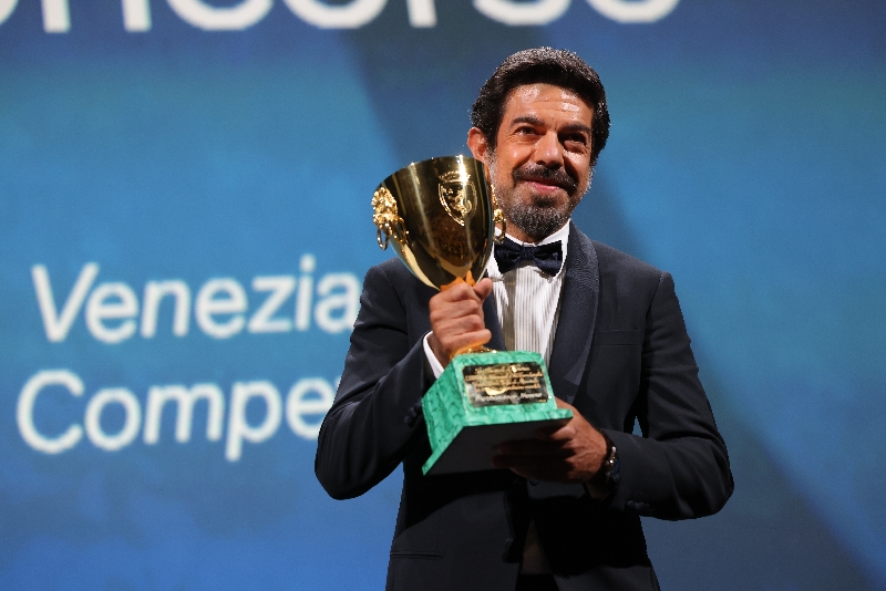 festival-del-cinema-di-venezia-2020---immagini-venice-film-festival-2020---images-63569-Award_Ceremony_-_VENEZIA_77_-_PADRENOSTRO_-_Pierfrancesco_Favino__5___Credits_La_Biennale_di_Venezia_-_Foto_ASAC__ph_Andrea_Avezz___.jpg