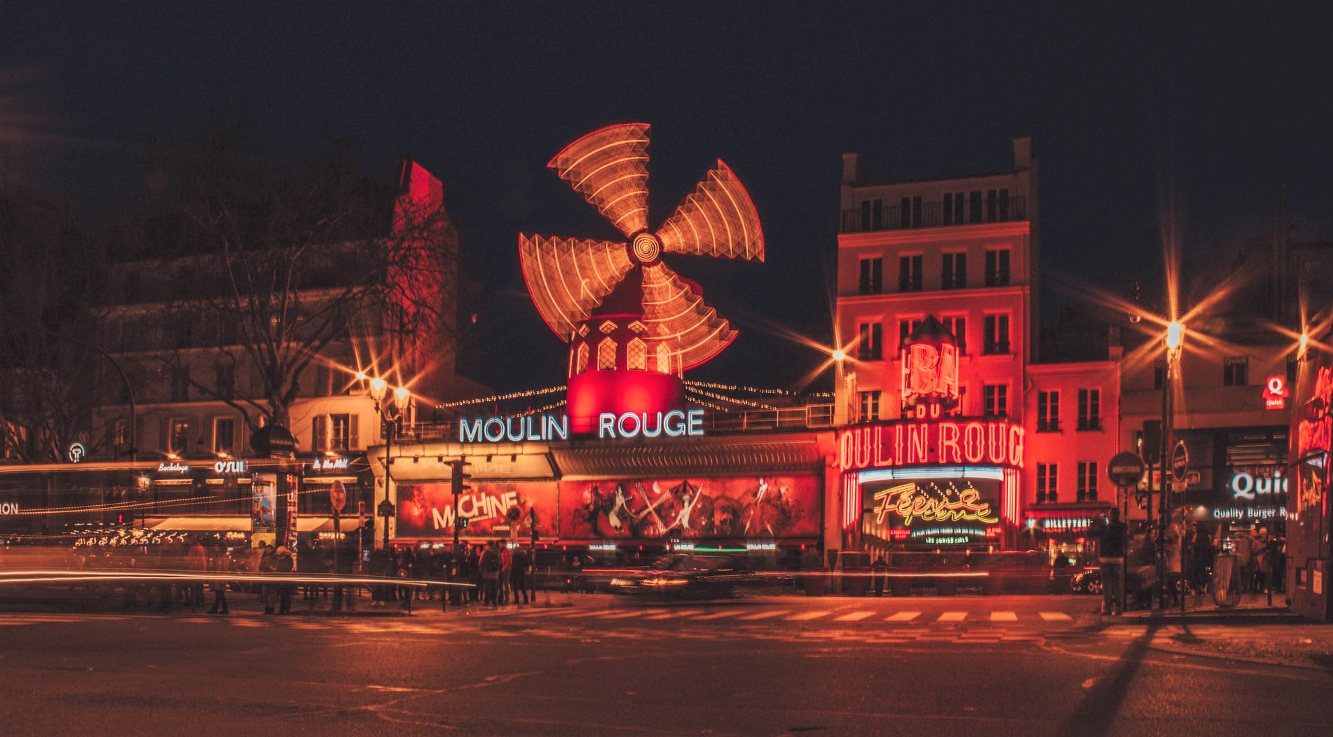 Il Moulin Rouge a Parigi, dal can can al quartiere che ricrea le foto di un'epoca