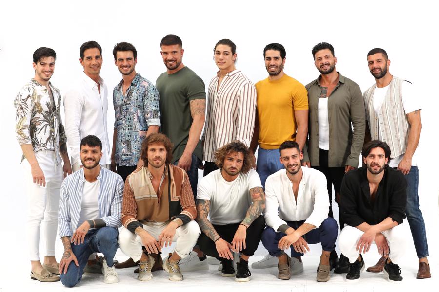 tv-show-temptation-island-nip-2021---immagini-streaming-mediasetinfinity-SINGLE_UOMINI_DA_SINISTRA_IN_PIEDI__MANUEL,_GIUSEPPE,_MARCO,_LUCHINO,_LUCA,_LUCIANO,_SALVATORE,_ALESSIO_SEDUTI_DA_SINISTRA_DAVIDE,_LUKE,_SAMUELE.jpg