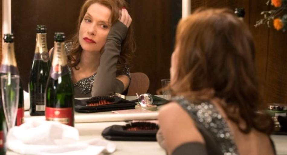 Mrs. Harris Goes to Paris, il nuovo film drammatico con Isabelle Huppert