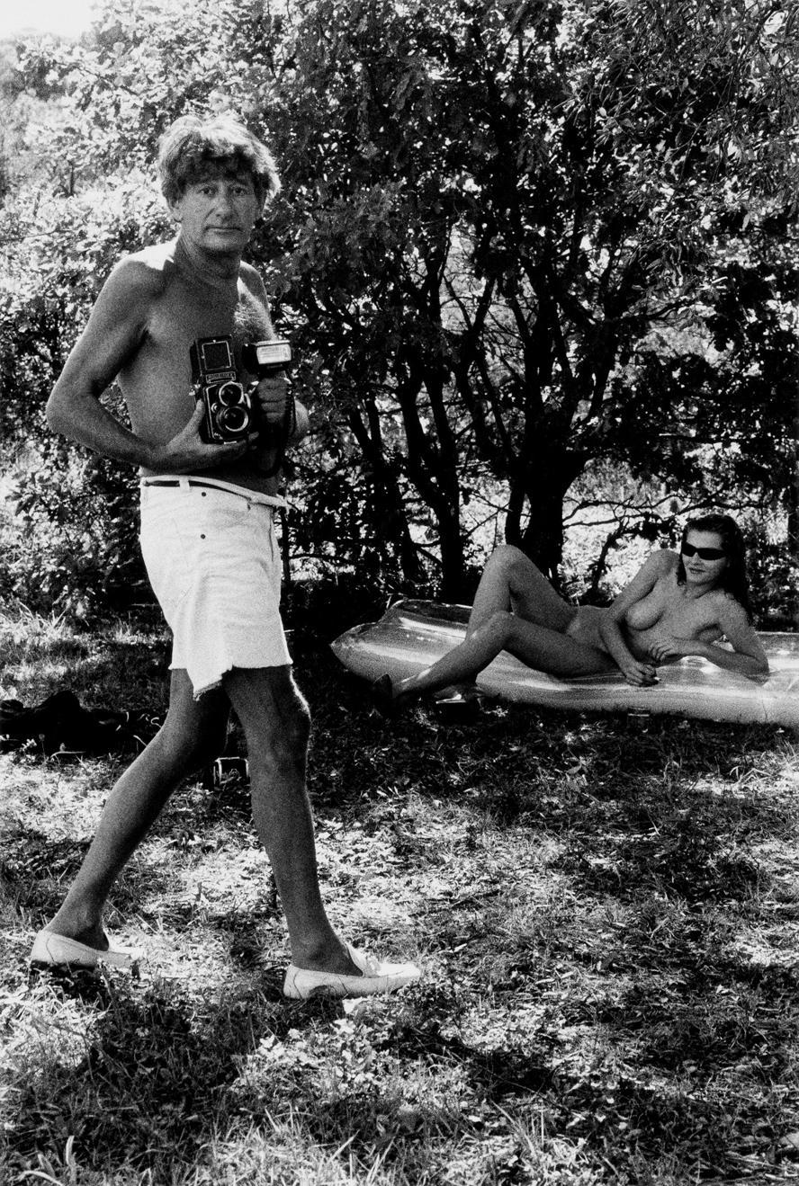 film-helmut-newton--the-bad-and-the-beautiful----immagini-streaming-now-HELMUT_NEWTON_003_Newton_with_Sylvia,_Ramatuelle,_1981_(c)_Foto_Alice_Springs,_Helmut_Newton_Estate_Courtesy_Helmut_Newton_Foundation.jpg