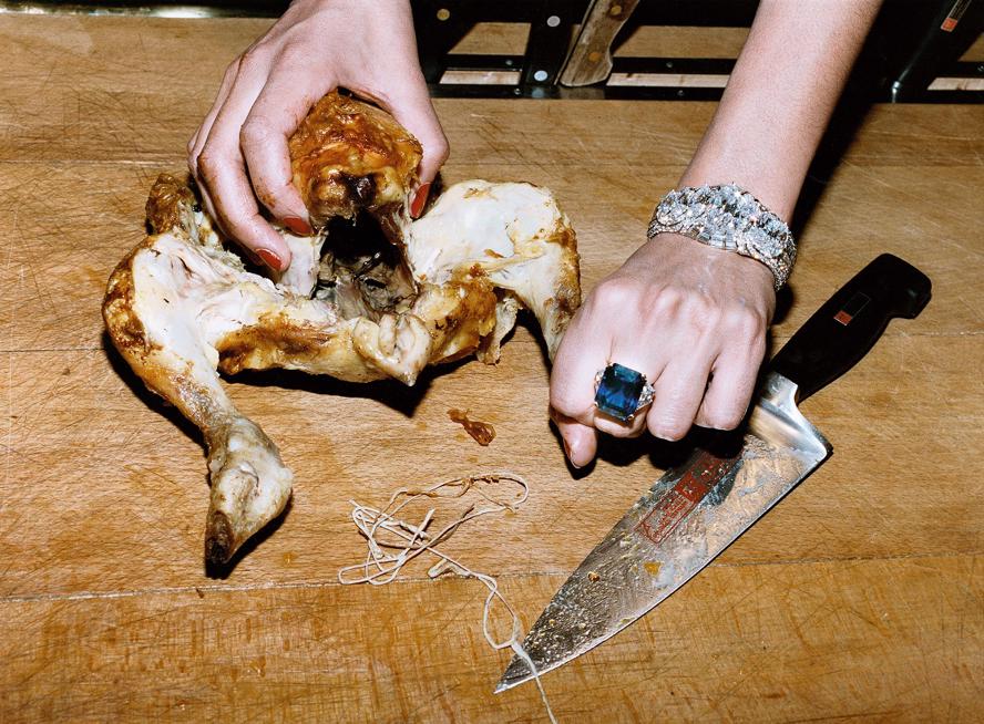 film-helmut-newton--the-bad-and-the-beautiful----immagini-streaming-now-HELMUT_NEWTON_007_Chicken,_French_Vogue,_Paris,_1994_(c)_Foto_Helmut_Newton,_Helmut_Newton_Estate_Courtesy_Helmut_Newton_Foundation.jpg
