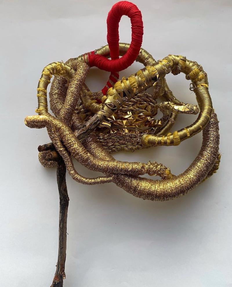 mostra--novara---technology--world-–-nature-di-thomas-de-falco---immagini-Thomas_De_Falco,_Nature,_2020._Scultura_tessile_in_cotone_e_oro,_44x32_cm.jpeg