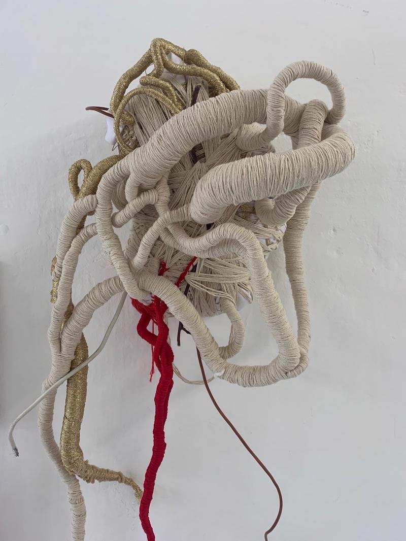 mostra--novara---technology--world-–-nature-di-thomas-de-falco---immagini-Thomas_De_Falco,_Three,_2019._Scultura_tessile,_tecnica_mistra_con_wrapping,_110x37_cm.jpeg