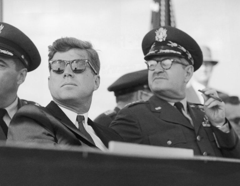 serie-tv-jfk--destiny-betrayed-streaming-now-JFK_with_Gen_Curtis_LeMay_JFKDB.jpg