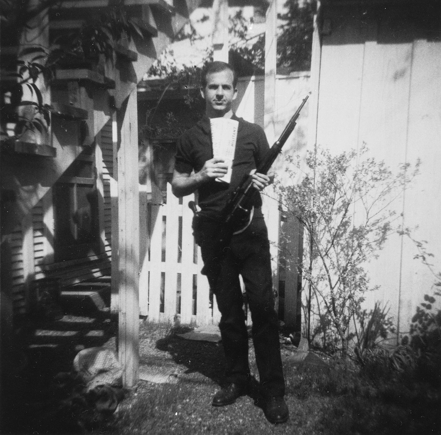 serie-tv-jfk--destiny-betrayed-streaming-now-Lee_Harvey_Oswald_backyard_photo_JFKDB.jpg