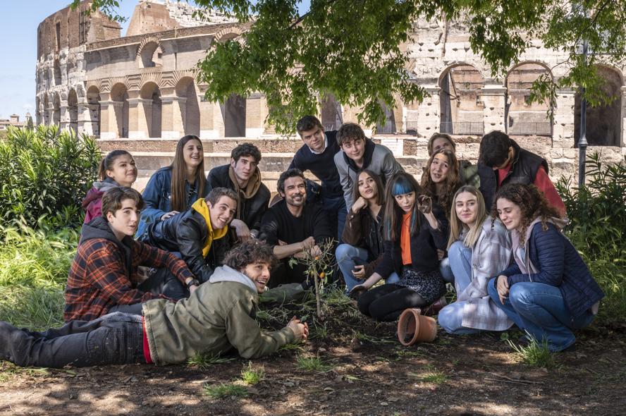 serie-tv-un-professore-Un_Professore_Alessandro_Gassmann_(Dante)_con_i_ragazzi_al_Colosseo_credits_obbligatori_Banijay_Studios_Italy,_foto_di_Anna_Camerlingo.jpg