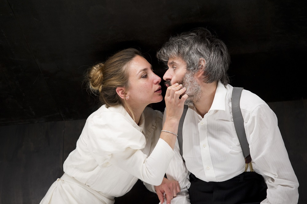 teatro---la-signorina-giulia-di-august-strindberg---immagini-La_Signroina_Giulia_-_Giuliana_Vigogna,_Christian_La_Rosa._Ph._Lorenzo_Porrazzini.jpg