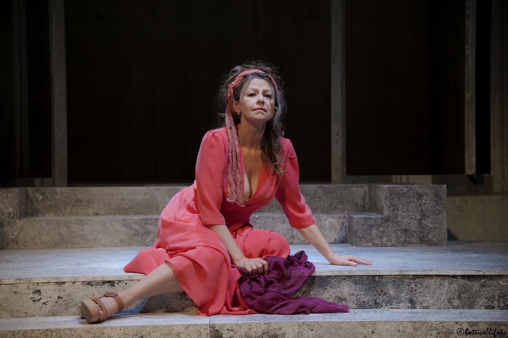 teatro---lisistrata-di-aristofane---immagini-1_Lisistrata_nella_foto_A._Sandrelli_foto_di_A._Botticelli.jpg