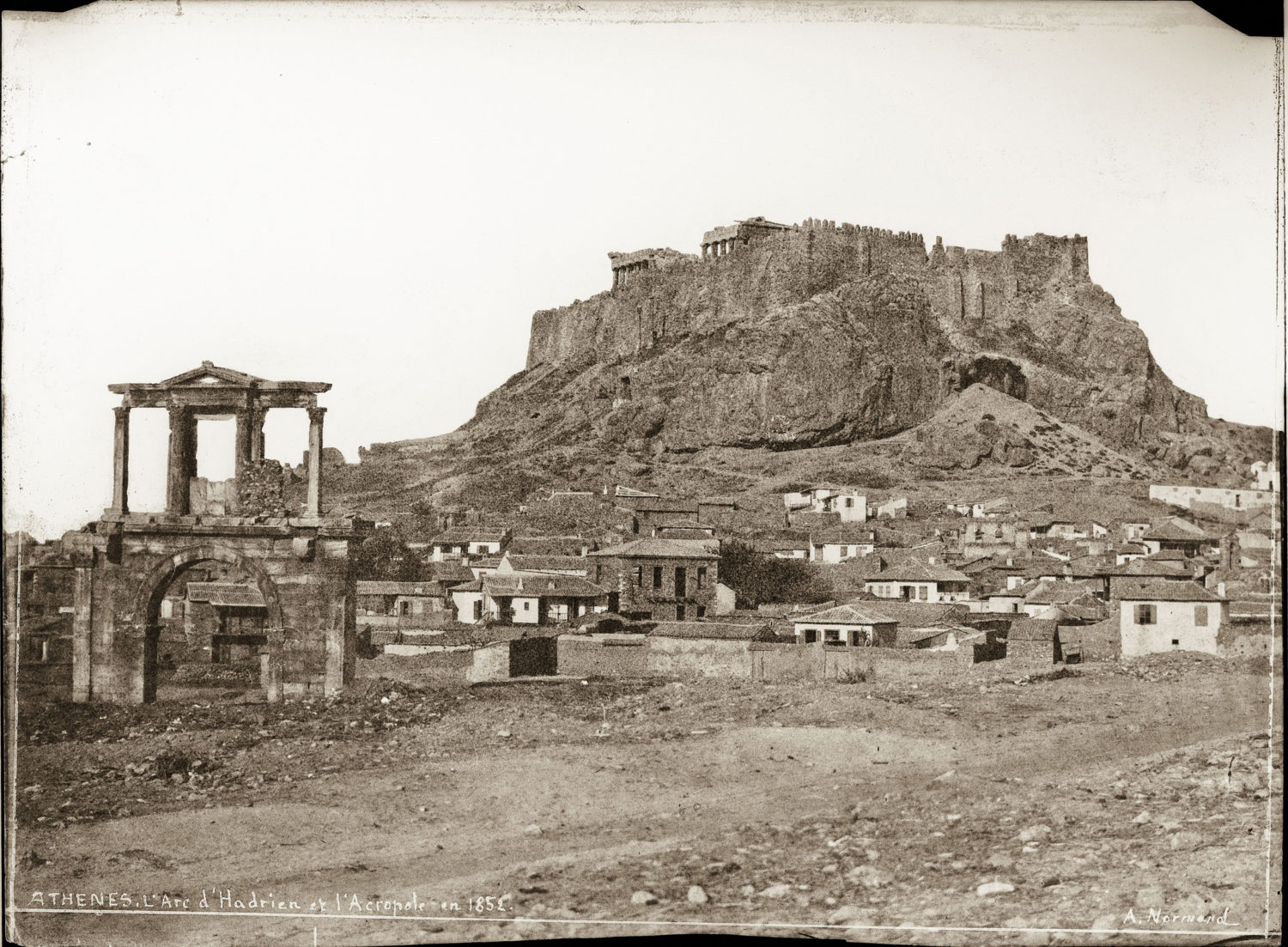 Alfred Nicolas Normand (Paris, 1822 –Paris, 1909), Athènes, Acropole, temple d’Hadrien, 1852. Négatif papier ciré retouché. H.16,2 ; l. 22 cm. Paris © Musée d'Orsay, Dist. RMN-Grand Palais / Patrice Schmidt.