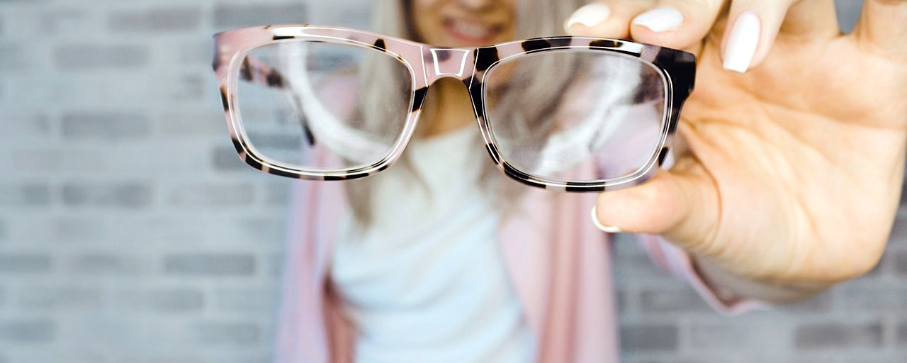 Capelli o occhiali: come abbinare taglio e montatura
