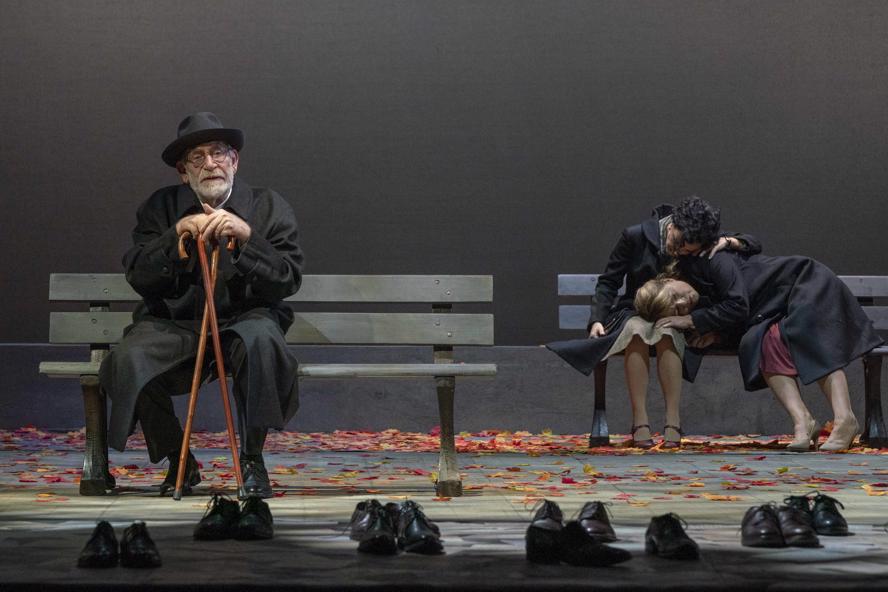 roma-culture---immagini-Piazza_degli_eroi_R.Andò_3._Renato_Carpentieri,_Silvia_Ajelli,_Francesca_Cutolo_-_ph_Lia_Pasqualino.jpg