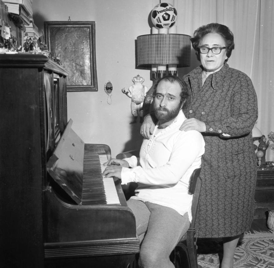 1.	Lucio Dalla con la madre Iole Melotti, Copyright © Lapresse.