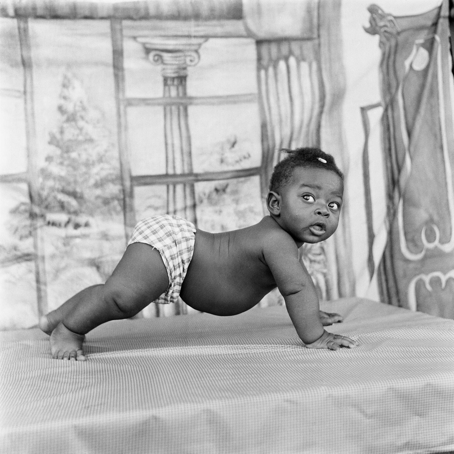 James Barnor, Baby on All Fours, Eric Nii Addoquaye, Ankhra, Ever Young Studio, Accra, c. 1952. Stampa alla gelatina ai sali d’argento. © James Barnor. Courtesy galerie Clémentine de la Féronnière, Paris