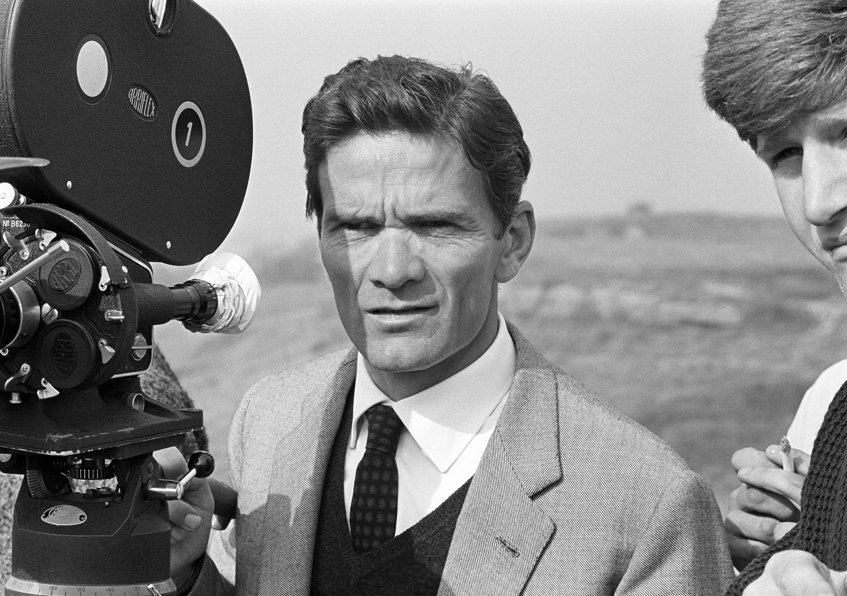 pierpaolo-pasolini-film---immagini-8501_-_17_-_ROGOPAG_-_LA_RICOTTA_-_PASOLINI_ALLA_MACCHINA_DA_PRESA_-_1963_NR_copyright_Reporters_Associati_&_Archivi.jpg