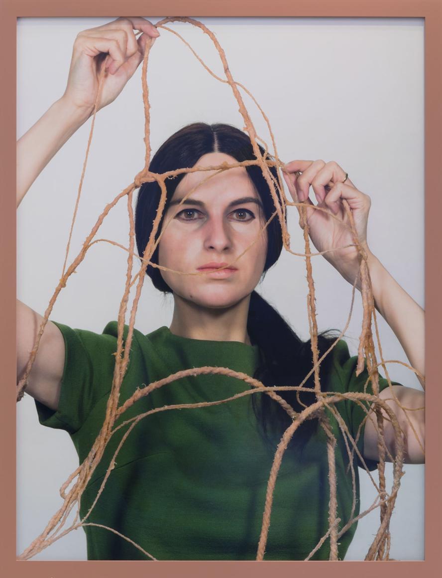 mostra-trieste---io--lei--laltra.-ritratti-e-autoritratti-fotografici-di-donne-artiste----immagini-Gillian_Wearing,_Me_as_Eva_Hesse,_2019.jpg