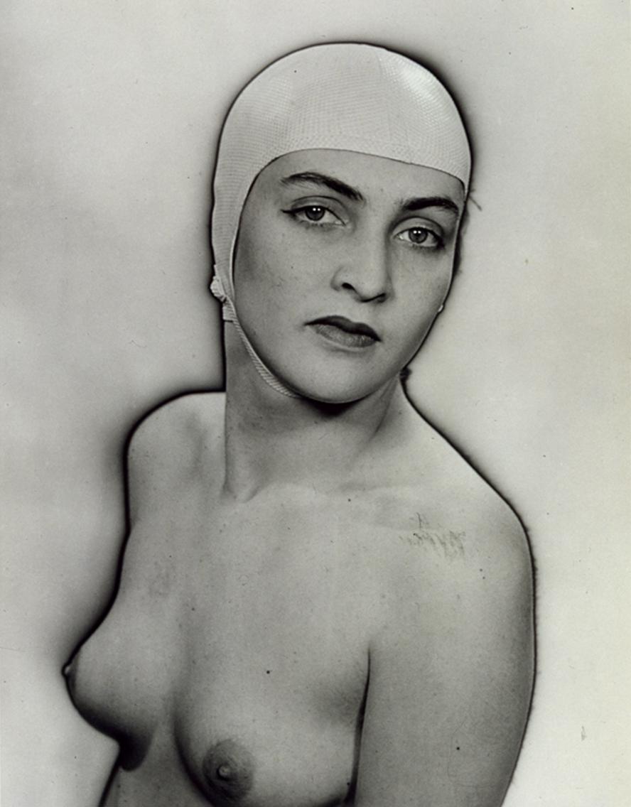 mostra-trieste---io--lei--laltra.-ritratti-e-autoritratti-fotografici-di-donne-artiste----immagini-Man_Ray,_Meret_au_bonnet_de_bain,_1933_ca.jpg