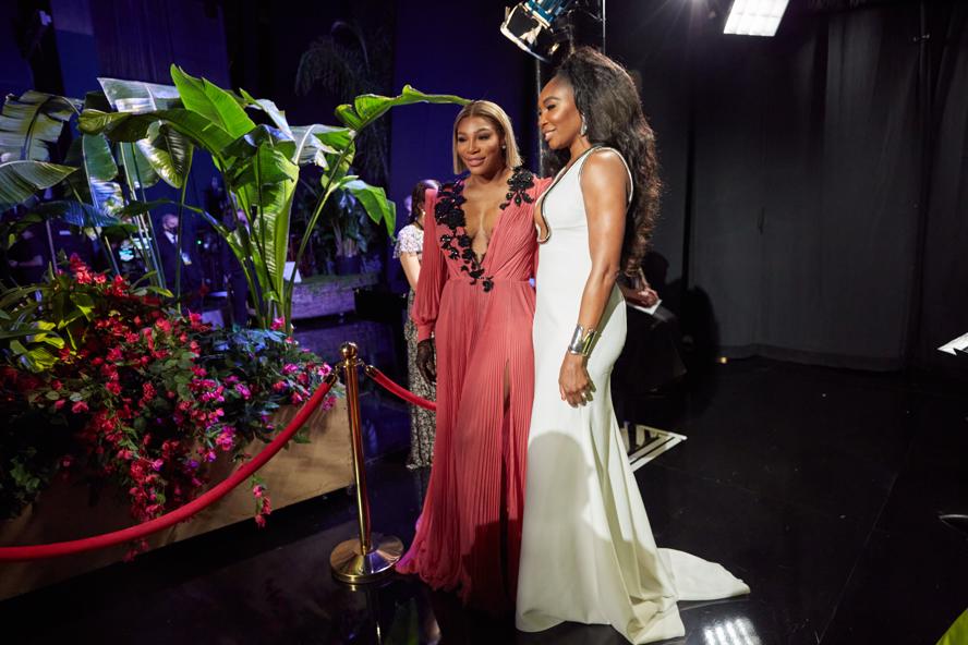 oscar-2022---academy-awards---backstage---immagini-Serena_Williams,_Venus_Williams_backstage_during_the_live_ABC_telecast_of_the_94th_Oscars®_at_the_Dolby_Theatre_at_Ovation_Hollywood_in_Los_Angeles,_CA,_on_Sunday,_March_27,_2022..jpg