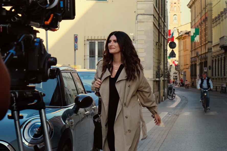 Laura-Pausini-nuovo-album-immagini-PrimeVideo_LauraPausini_PiacerediConoscerti_10.jpg