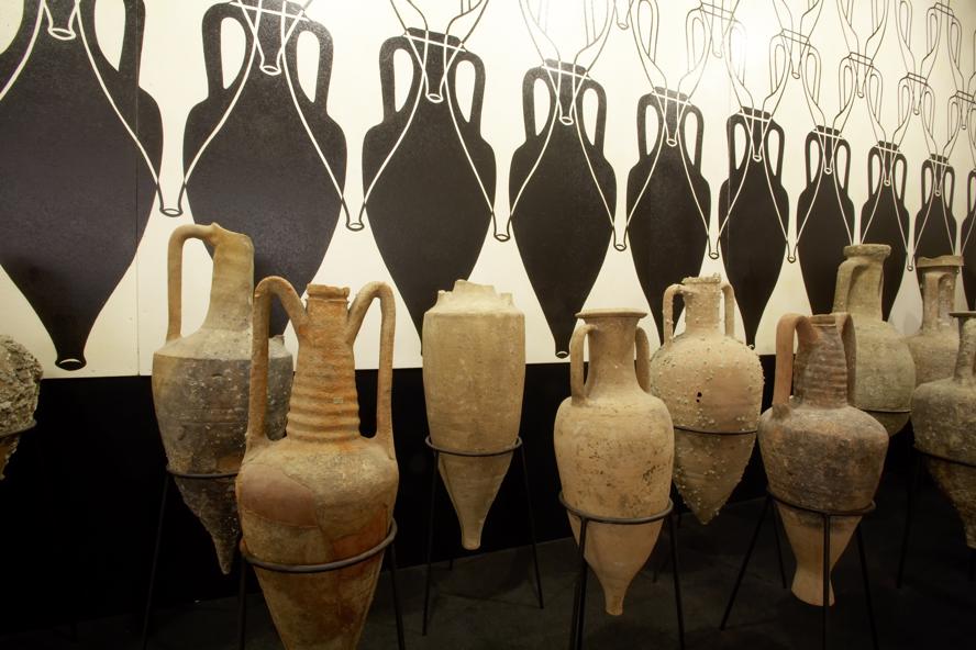 mostra-perugia---torgiano---etruschi-2._MUVIT_Wine_Museum,_Lungarotti_Foundation,_Torgiano_(PG)_-_Roman_wine_Amphoras.jpg