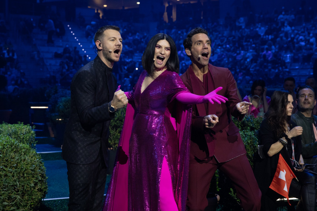 eurovision-2022---immagini-Mika,_Laura_Pausini,_Alessandro_Cattelan_presenting_the_Eurovision_Song_Contest_2022_Semi_Final_One_—_EBU-SARAH_LOUISE_BENNETT.jpg