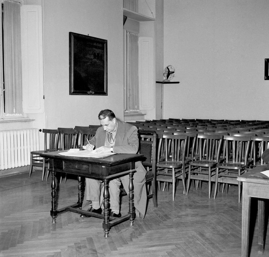 mostra-roma---gli-anni-interessanti.-momenti-di-vita-italiana.-1960-1975.----immagini-Aldo_Moro._Roma_1960._Archivio_storico_Luce._Fondo_VEDO.jpg