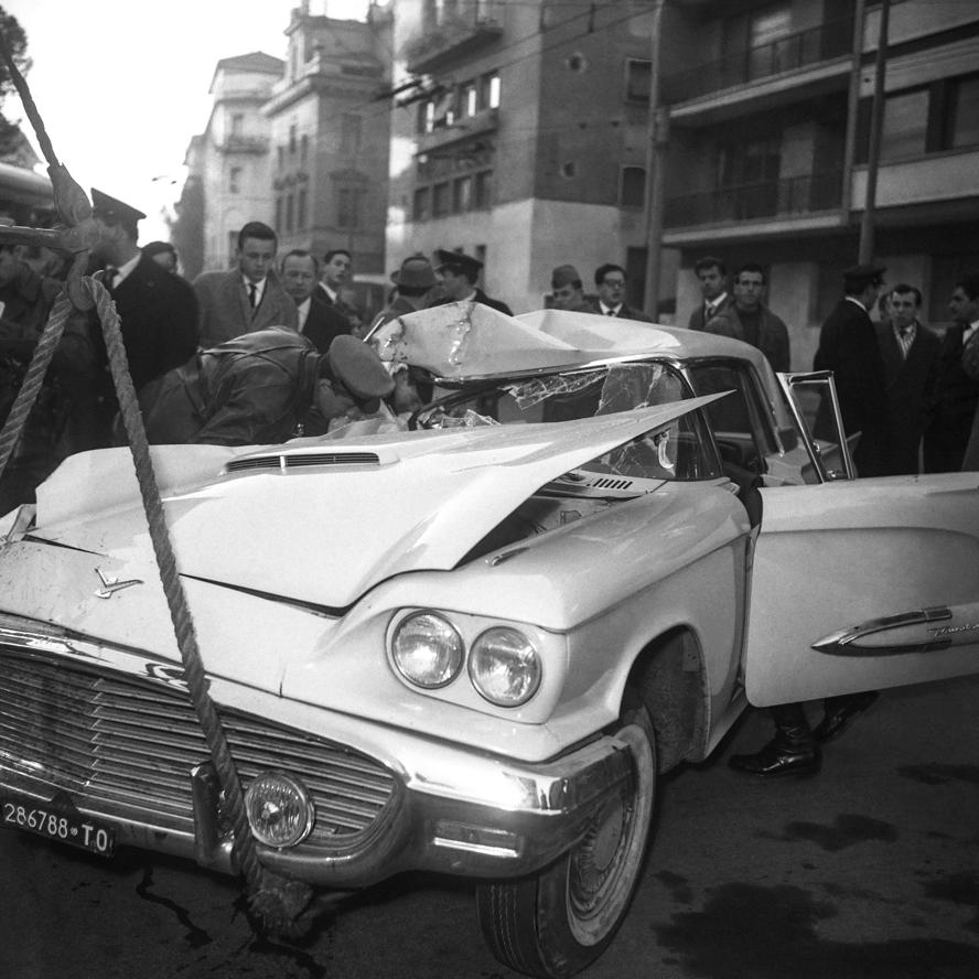 mostra-roma---gli-anni-interessanti.-momenti-di-vita-italiana.-1960-1975.----immagini-L'incidente_in_cui_perse_la_vita_Fred_Buscaglione._Roma,_3_febbraio_1960._Parma,_CSAC,_Fondo_Publifoto.jpg