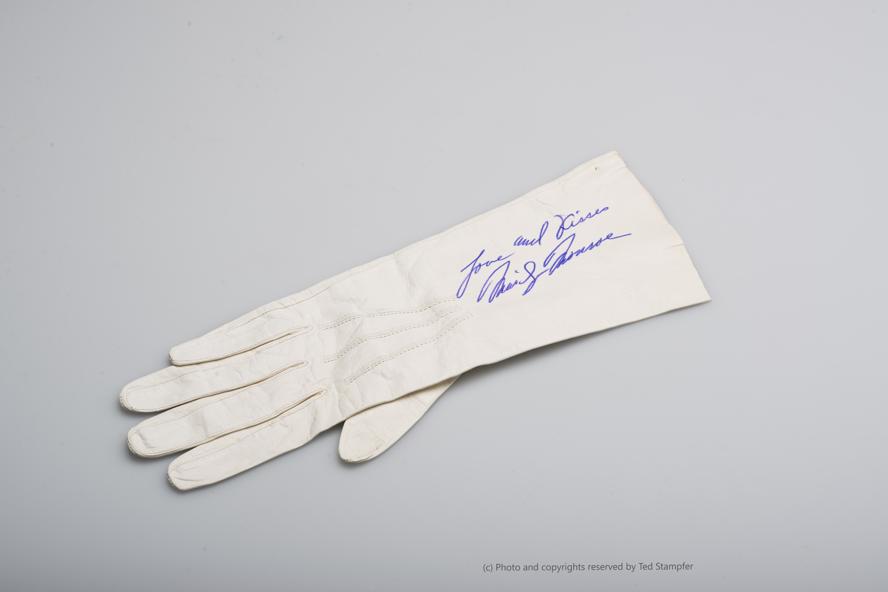 mostra-torino---forever-marilyn--immagini-A_PAIR_OF_LEATHER_GLOVES_1950-1960__Collezione_Ted_Stampfer.jpg
