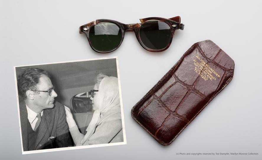 mostra-torino---forever-marilyn--immagini-ORIGINAL_MARILYN_MONROE_SUN_GLASSES_WITH_APPROPRIATE_CASE___PHOTO_1954-1960_Collezione_Ted_Stampfer.jpg