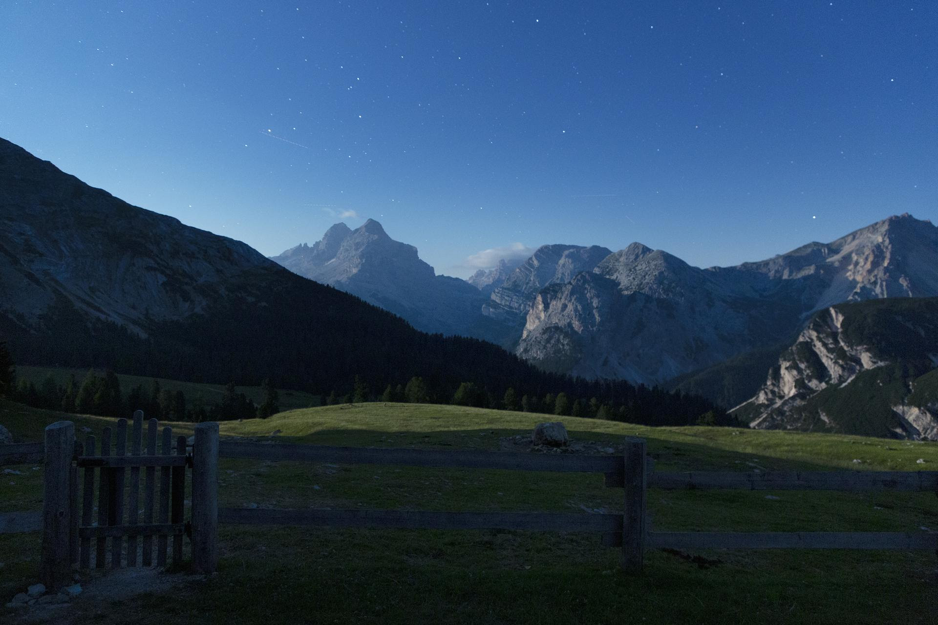 mostra-belluno---cortina-d-ampezzo---i-giardini-di-artemide---immagini-Il_paesaggio_dolomitico_visto_da_Baita_Lerosa_(Cortina);_ph._Matteo_Schiavoni.jpg