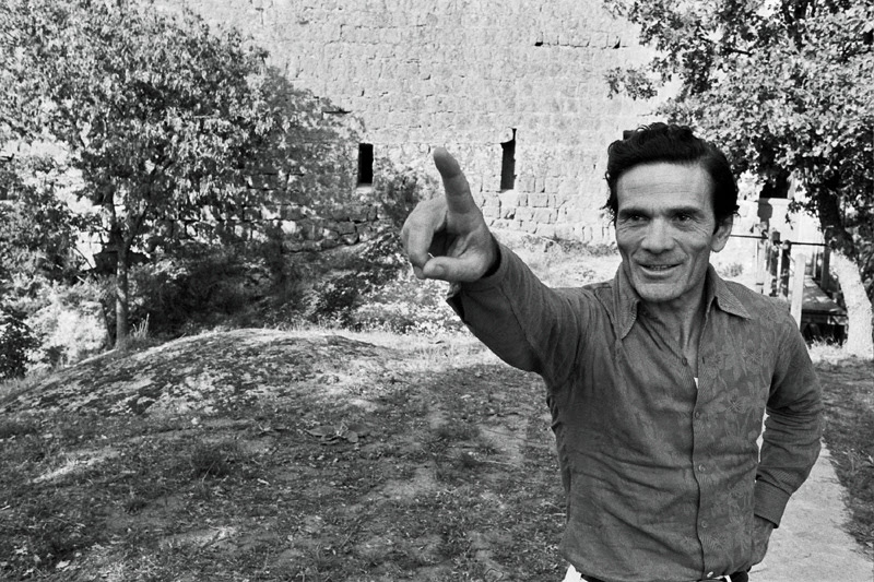 mostra-udine---pier-paolo-pasolini.-sotto-gli-occhi-del-mondo-–--immagini-Pier_Paolo_Pasolini_alla_Torre_di_Chia,_Viterbo,_1974,_foto_di_Gideon_Bachmann.jpg