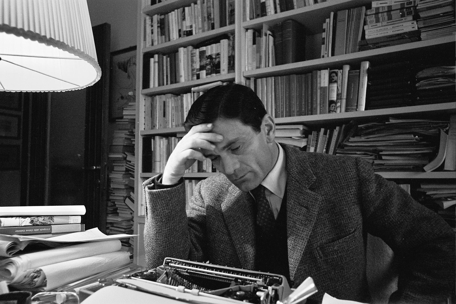 mostra-udine---pier-paolo-pasolini.-sotto-gli-occhi-del-mondo-–--immagini-Pier_Paolo_Pasolini_nel_suo_studio_nella_casa_di_Via_Giacinto_Carini_45,_1963._Foto_di_Gideon_Bachmann.jpg