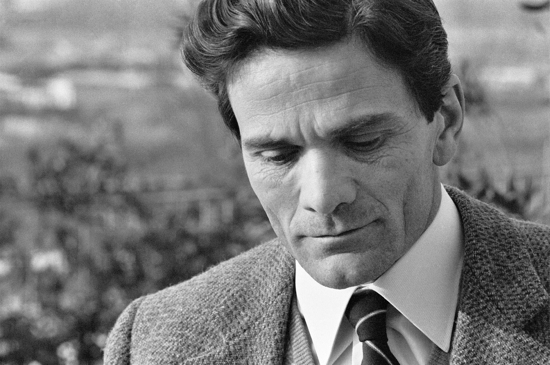 mostra-udine---pier-paolo-pasolini.-sotto-gli-occhi-del-mondo-–--immagini-Pier_Paolo_Pasolini_nella_casa_di_via_Eufrate__Roma_1963_-_copyright__Gideon_Bachmann_Cinemazero.jpg