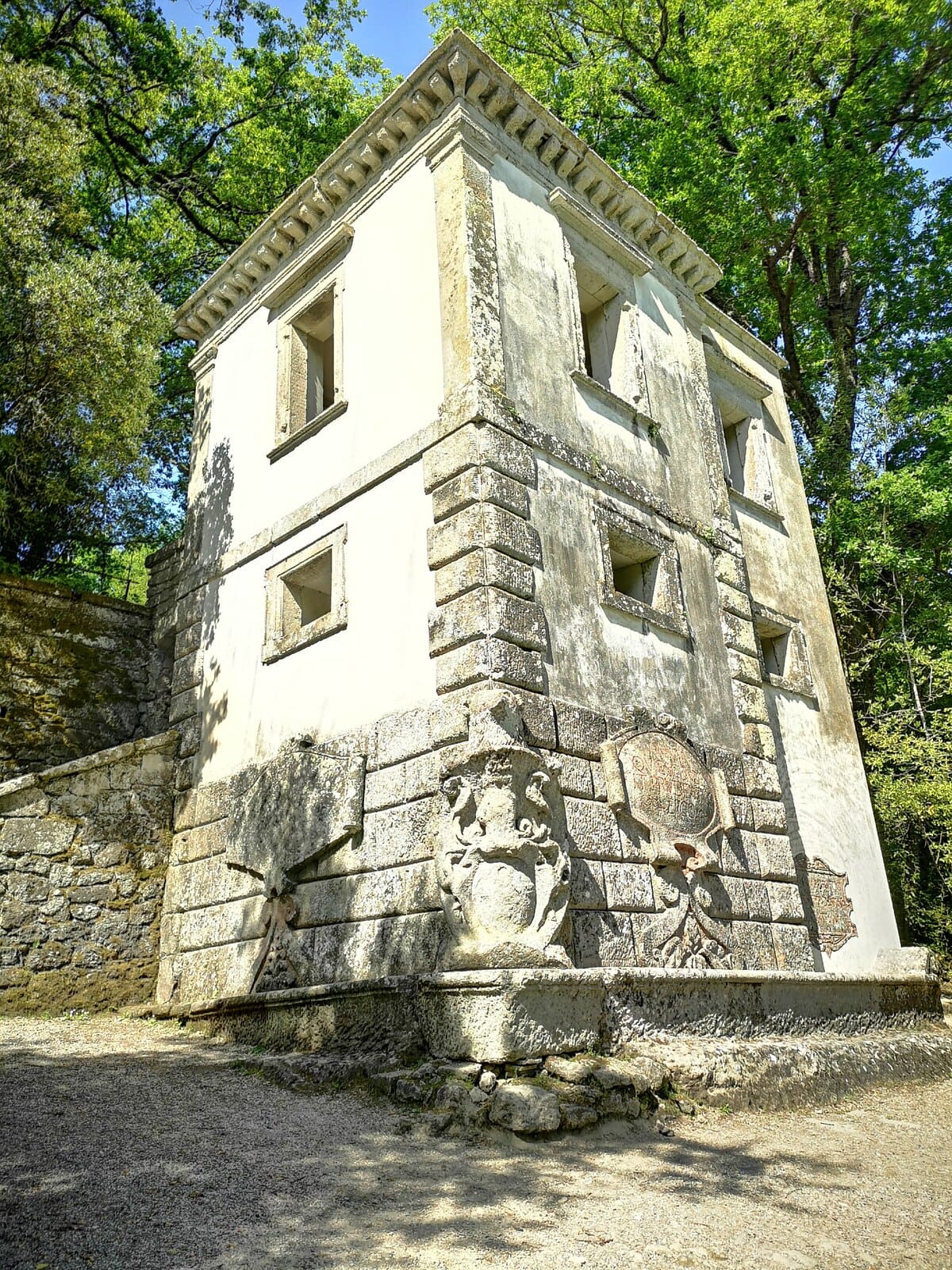 mostra-viterbo---sacro-bosco-di-bomarzo---immagini-CASA_PENDENTE_Bomarzo_credits_Sacro_Bosco_Parco_dei_Mostri.jpeg