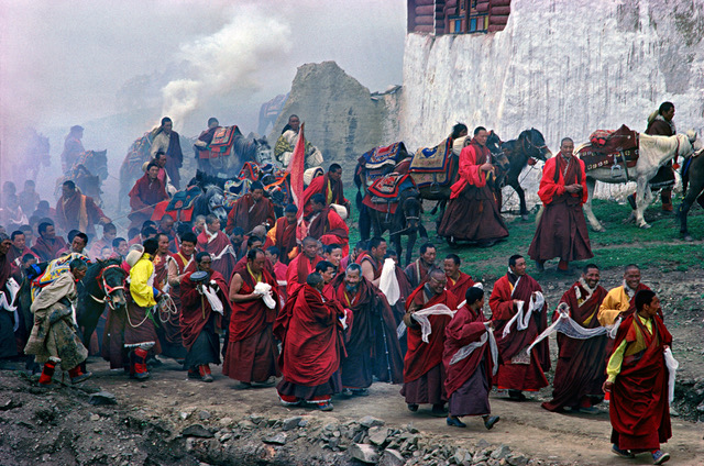 la-hune-di-parigi--matthieu-ricard-matthieu-ricard-foule-de-moines-allant-acceuillir-un-grand-lama-1995.jpg