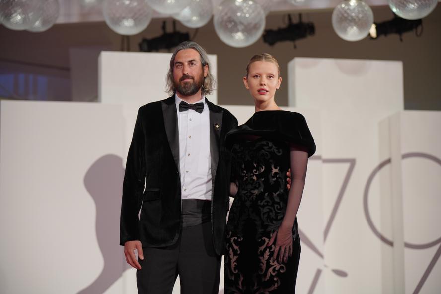 Red_Carpet_-_PEARL_-_Mia_Goth_and_Ti_West__Credits_La_Biennale_di_Venezia_-_Foto_ASAC__ph_Andrea_Avezz