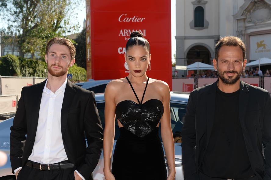Red_Carpet_-_TI_MANGIO_IL_CUORE__BURNING_HEARTS__-_F._Patan____Elodie_and_P._Mezzapesa__Credits_La_Biennale_di_Venezia_-_Foto_ASAC__ph_G._Zucc