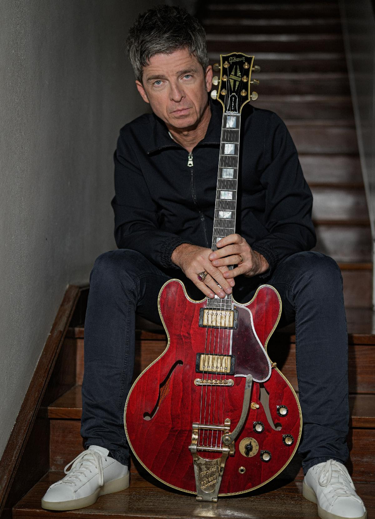 noel--gallagher-album-e-tour---immagini-Noel_Gallagher_with_his_Gibson_1960_ES-355_-_Noel_Gallagher_photos_credit_Sharon_Latham