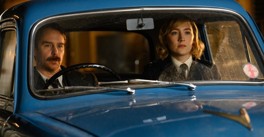 Omicidio nel West End, il rapporto tra i detective interpretati da Saoirse Ronan e Sam Rockwell