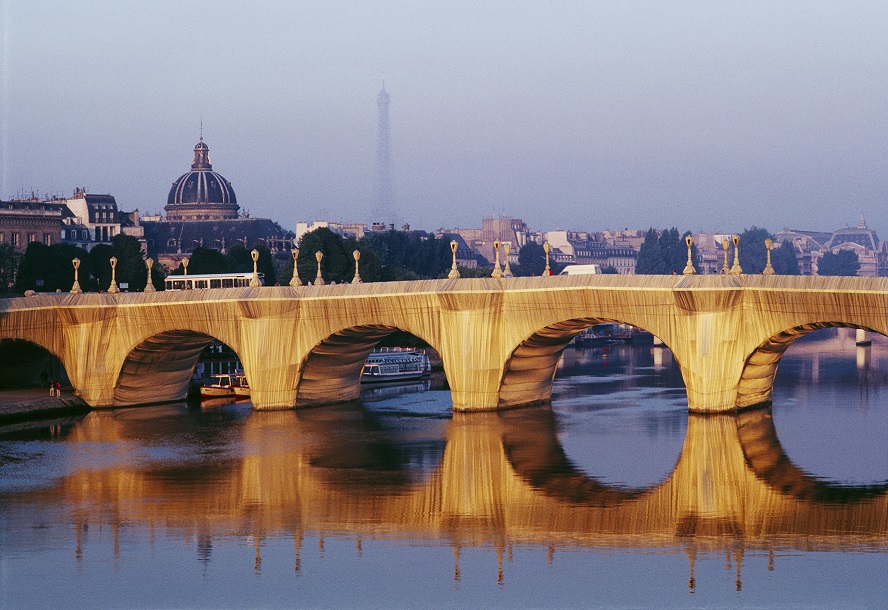 mostra-torino---san-secondo-di-pinerolo---christo-e-jeanne-claude.-projects---immagini-6_Christo_e_Jeanne-Claude_The_Pont_Neuf_Wrapped_Paris_1975-85_Photo_Wolfgang_Volz_©Christo_and_Jeanne-Claude_Found.jpg