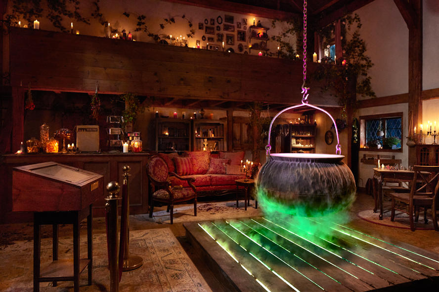 turismo---salem---massachusetts----immagini-Hocus_Pocus_Airbnb_02_-_Wide_Cauldron_-_Credit_Helynn_Ospina.jpg