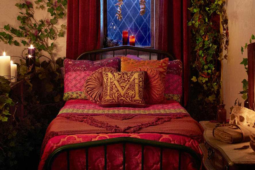 turismo---salem---massachusetts----immagini-Hocus_Pocus_Airbnb_03_-_Close_Up_Bed_-_Credit_Helynn_Ospina.jpg